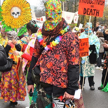 Fleurs sauvages antiproductivistes - Action lors de la marche Claim the Climate, Bruxelles, 2018.